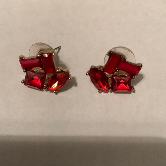 Never worn pretty red studs - Picture 1 of 5
